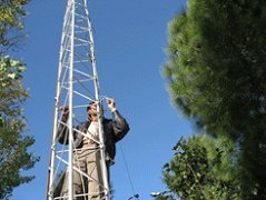Antenna tower for wireless seismic network